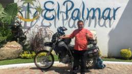 Gardener of El Palmar Restaurante in front of moto.phil's DR650